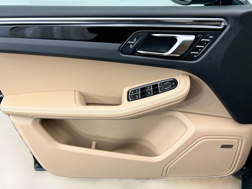 Thumbnail: 2026 Porsche Macan - 25