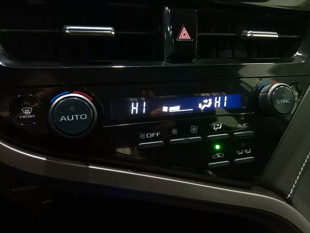 2022 Toyota Camry SE Hybrid