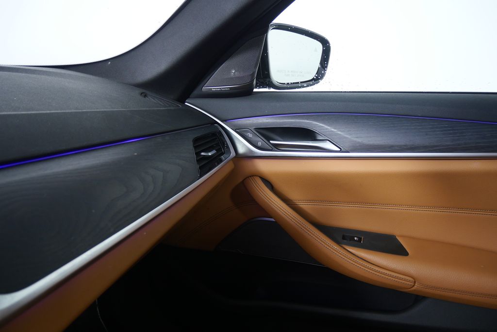 Thumbnail: 2021 BMW 5 Series - 25