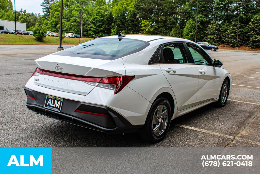 Used 2025 White Hyundai SE image 6