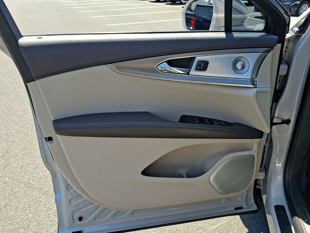 Thumbnail: 2019 Lincoln Nautilus - 13