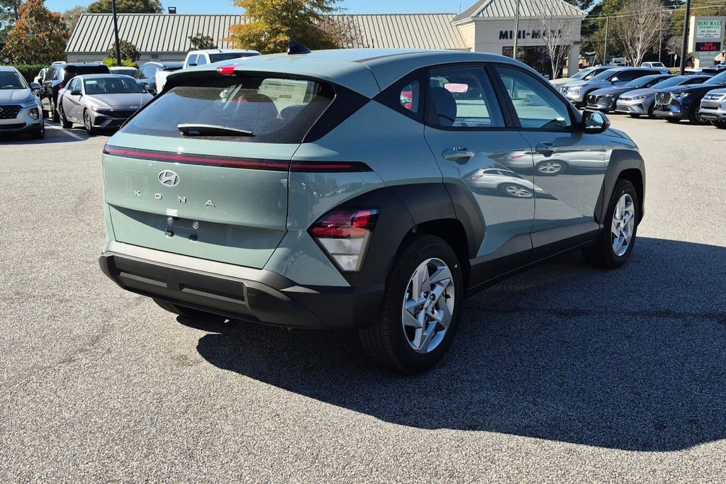 New 2027 Green Hyundai SE image 5