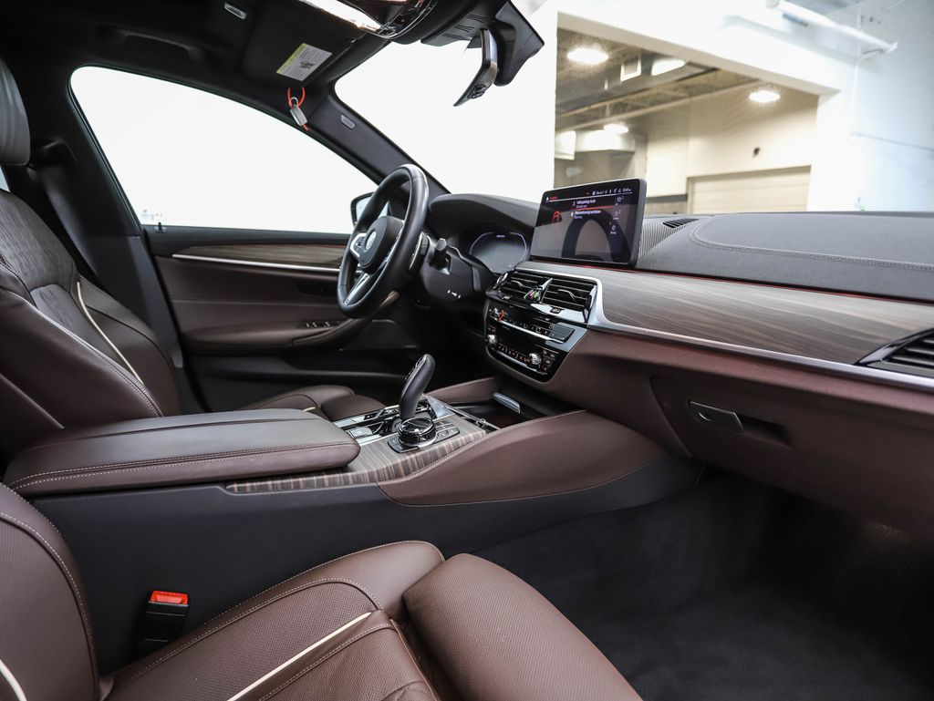 Thumbnail: 2023 BMW 5 Series - 30