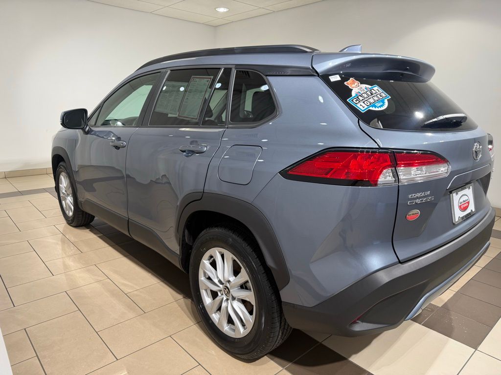 2022 Toyota Corolla Cross LE 4