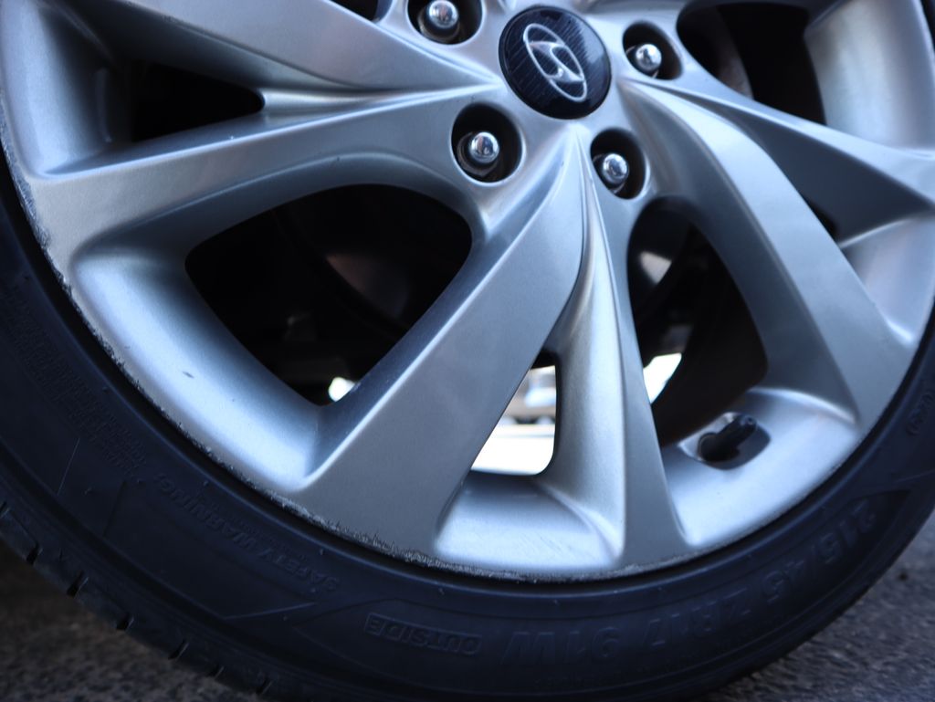 Thumbnail: 2016 Hyundai Veloster - 30