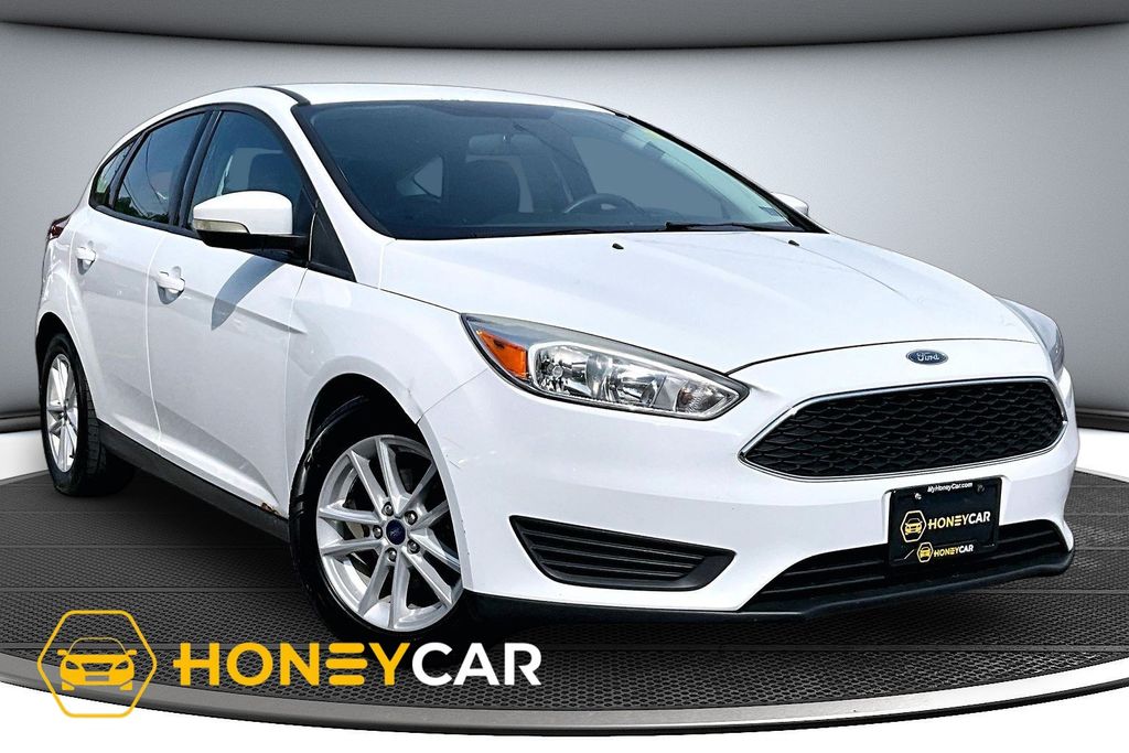 Oxford White 2017 Ford Focus Hatchback Front-Wheel Drive 6-Speed Automatic