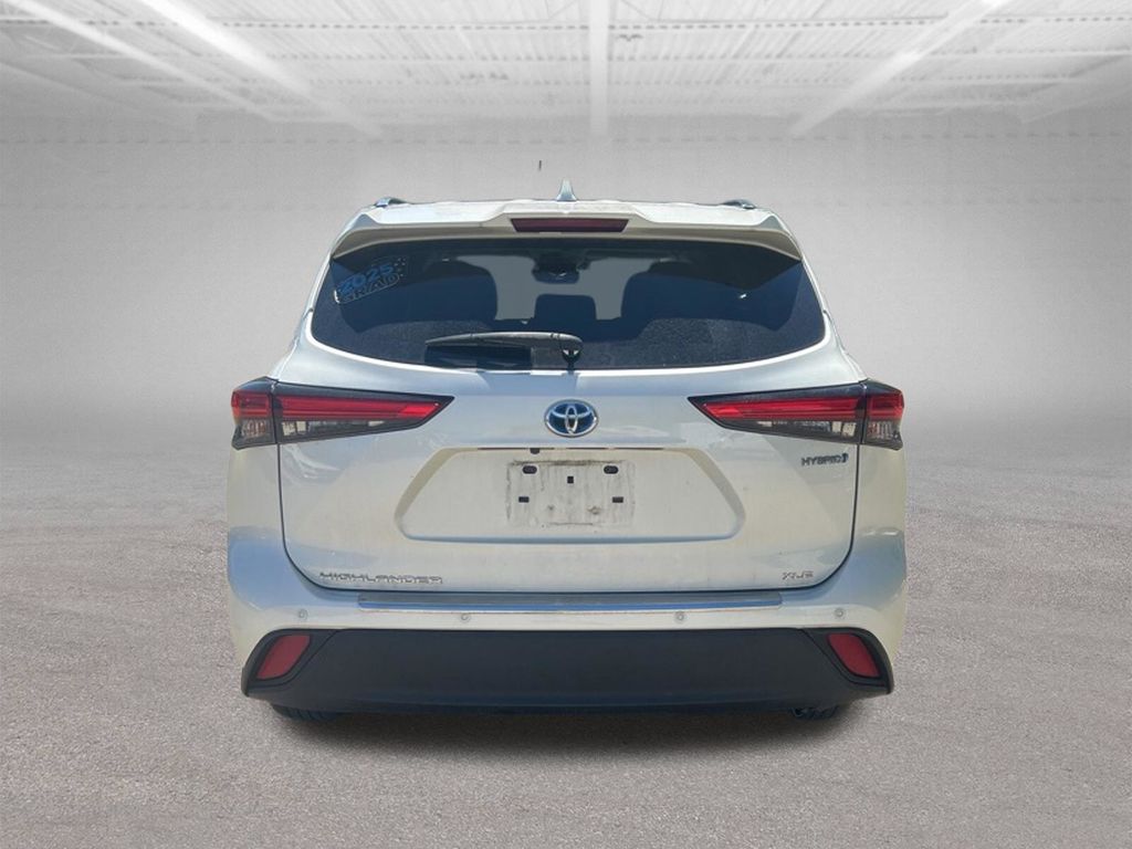 2021 Toyota Highlander Hybrid XLE White at Klick Lewis Buick Chevrolet