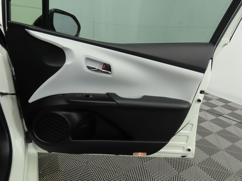 2018 Toyota Prius Four 26