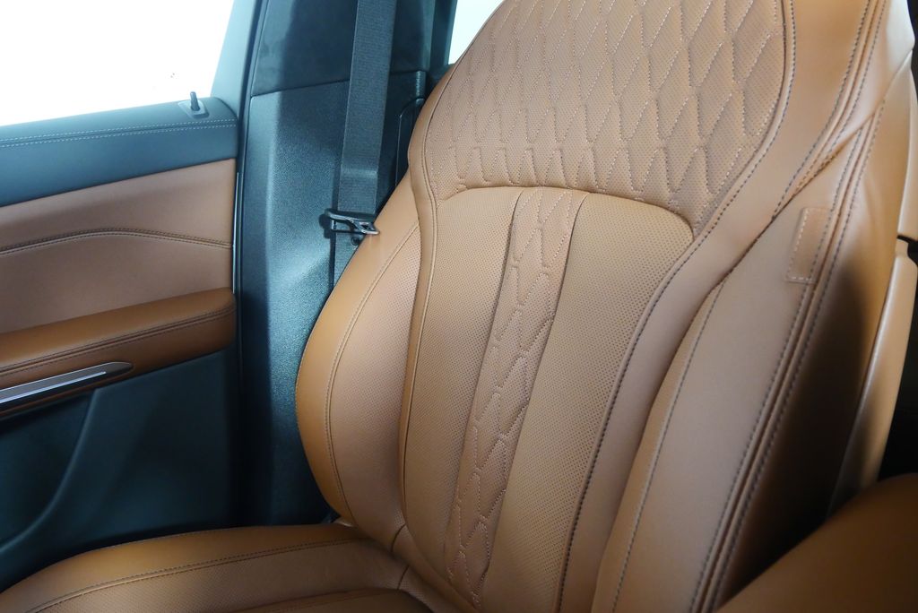 2026 BMW X7 M60i 25