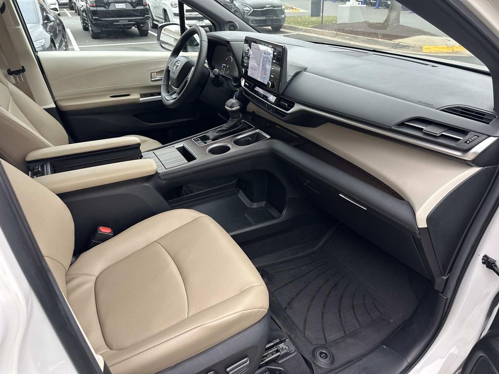 Thumbnail: 2024 Toyota Sienna - 21