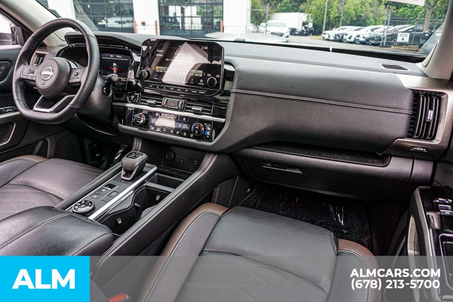 Used 2025 White Nissan Platinum image 26