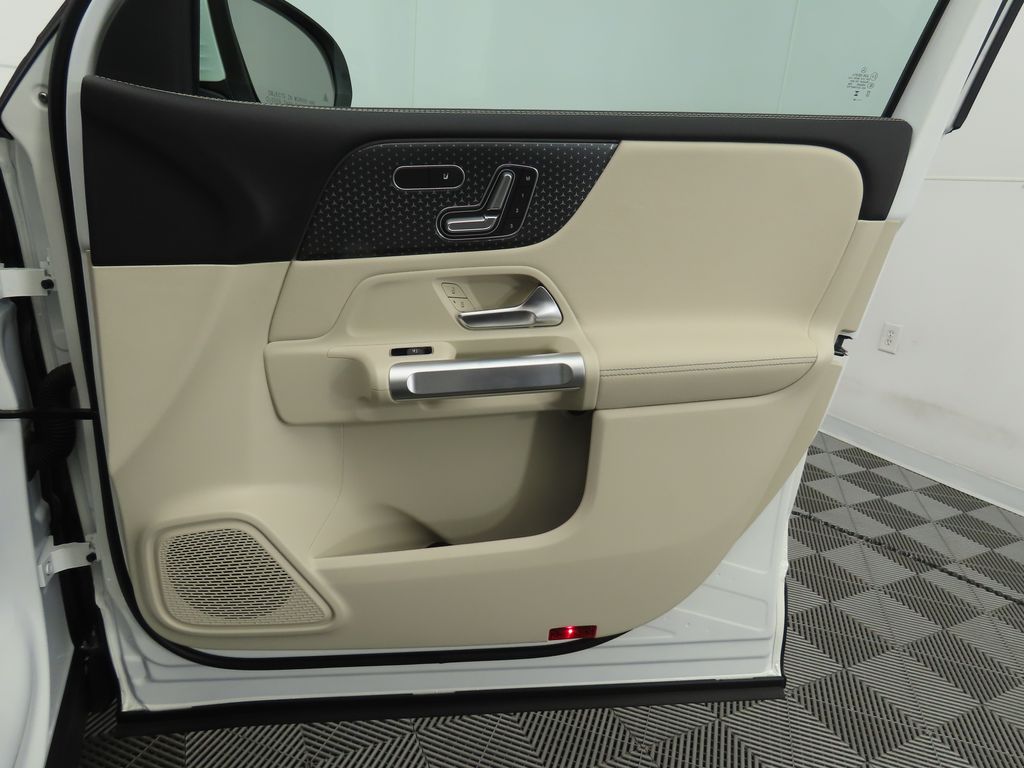 2025 Mercedes-Benz GLB 250 25