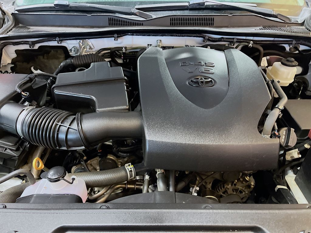 Used 2022 White Toyota SR5 image 27