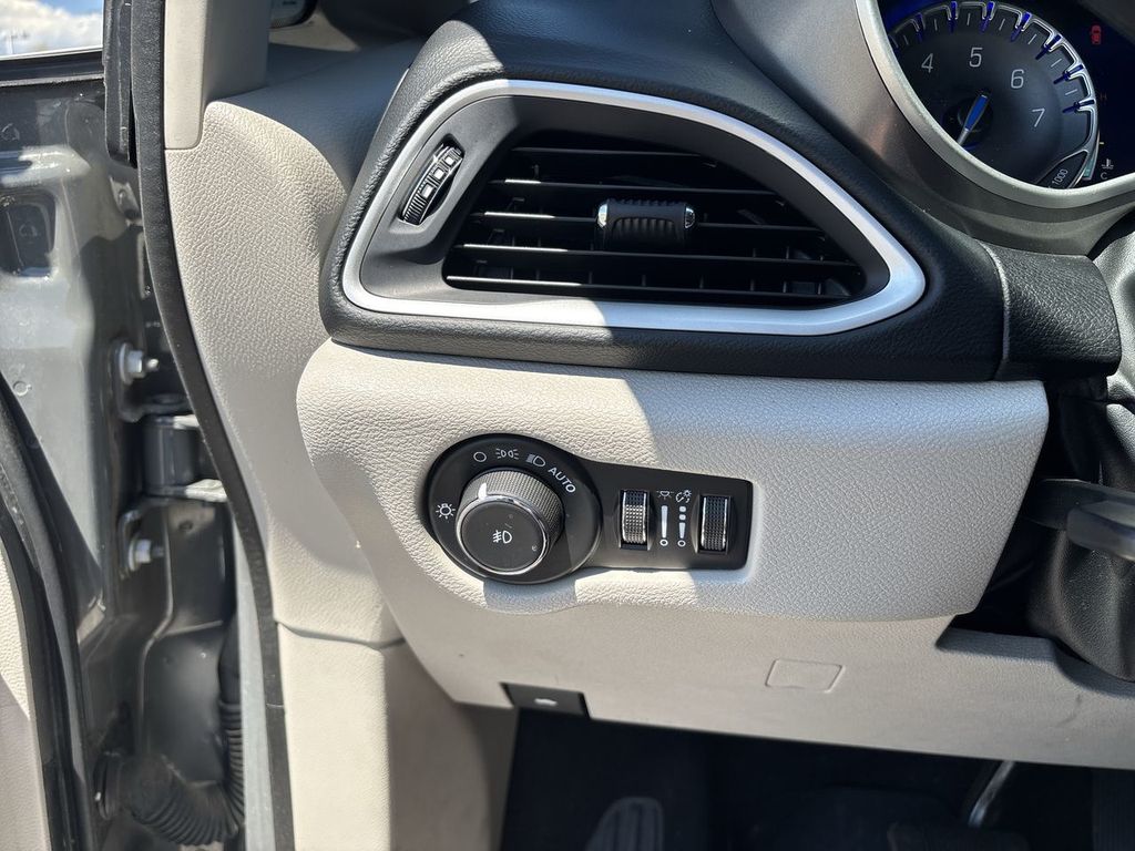 Used 2022 Chrysler Pacifica Van