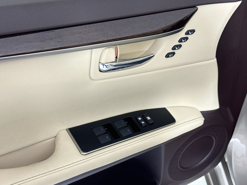 Thumbnail: 2016 Lexus ES - 23