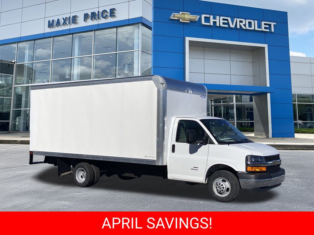 Summit White 2025 Chevrolet Express Chassis 4500 Cutaway 177 Van Rear-Wheel Drive 8-Speed Automatic
