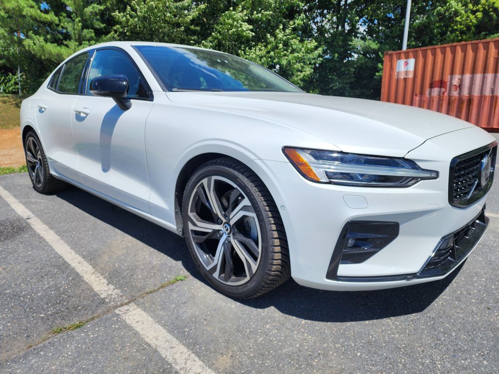 2024 Volvo S60 B5 Plus Dark Theme AWD