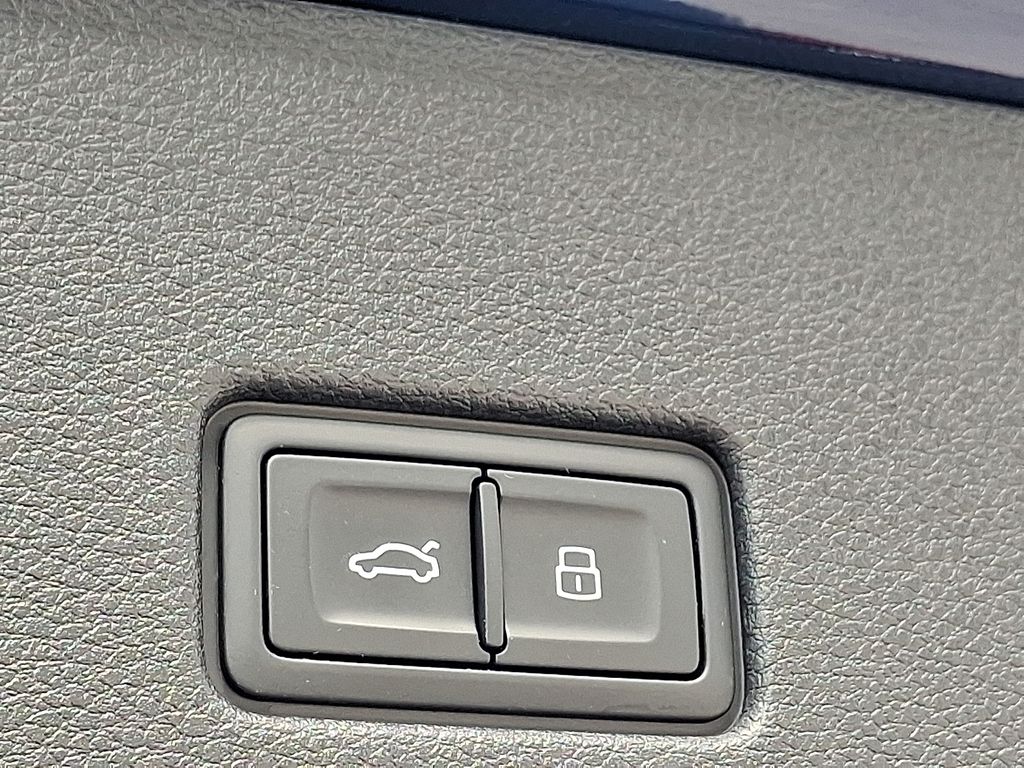 Thumbnail: 2023 Audi SQ8 - 30