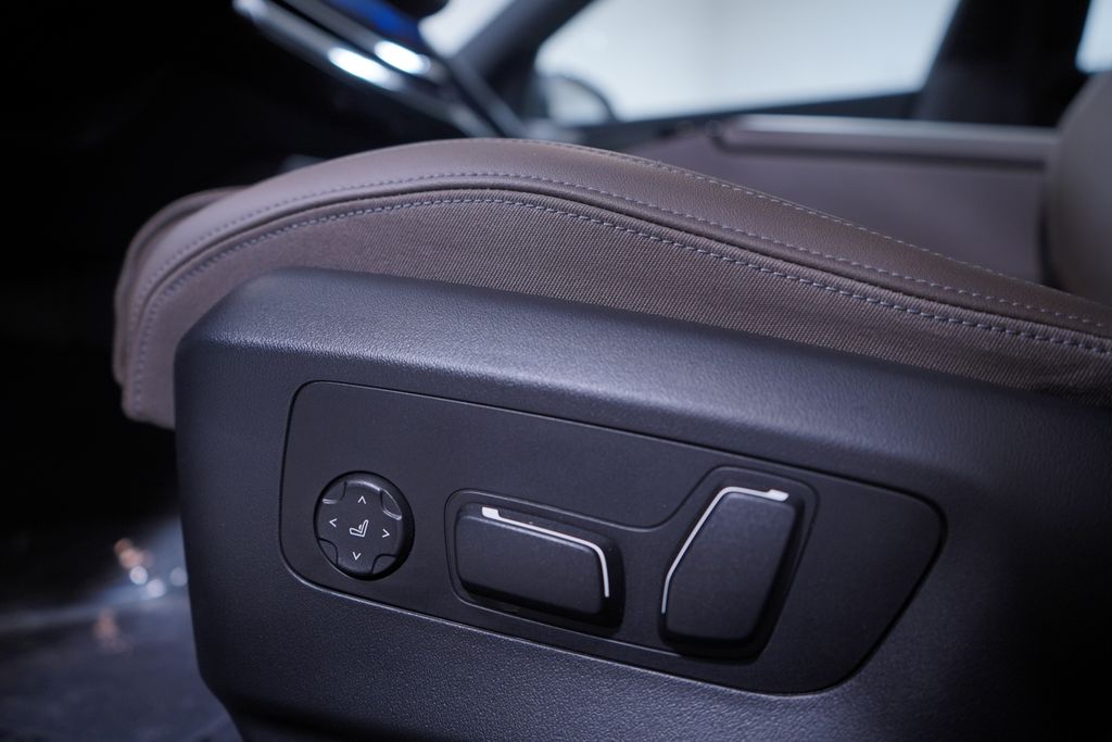 Thumbnail: 2025 BMW 5 Series - 18