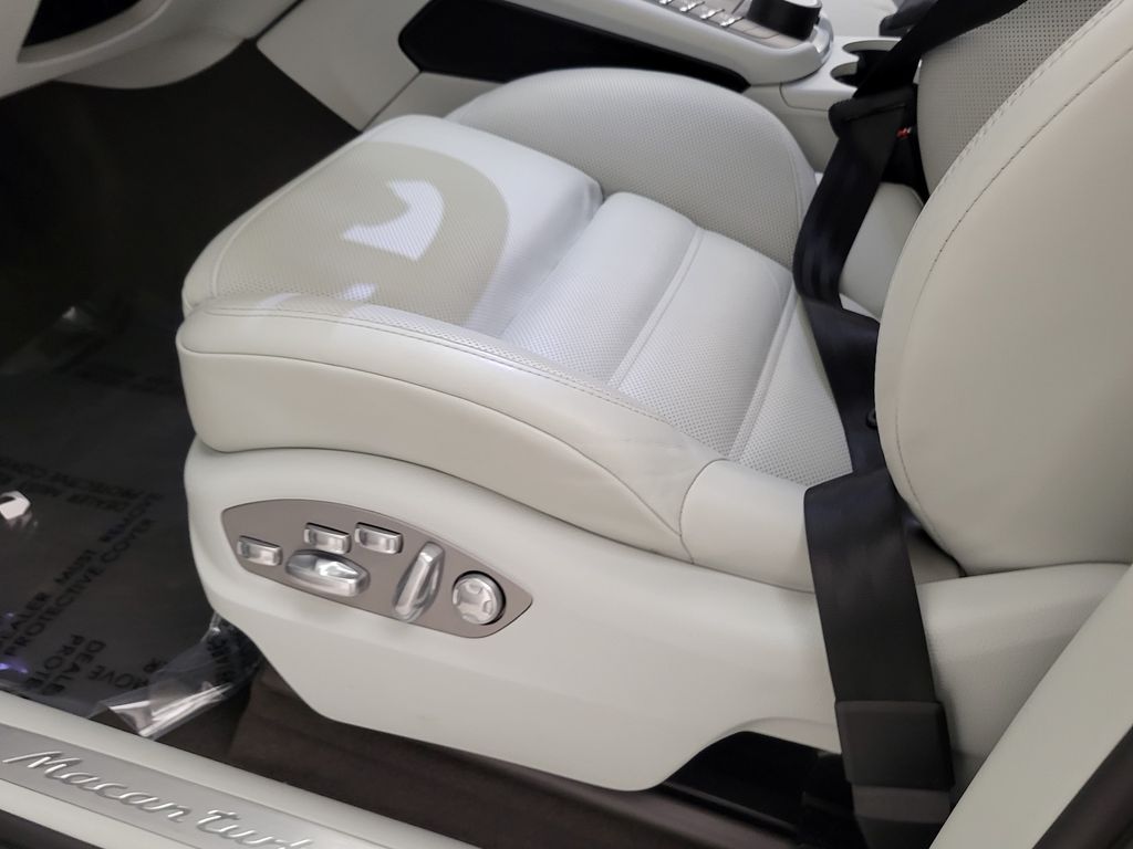 Thumbnail: 2021 Porsche Macan - 26