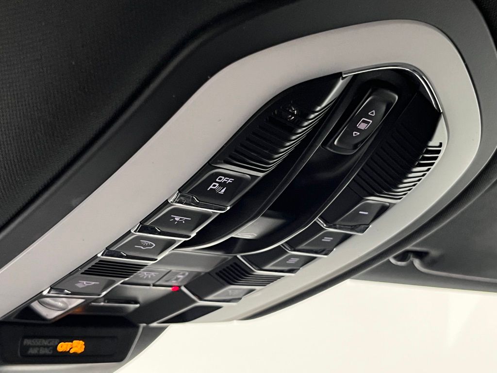 Thumbnail: 2020 Porsche Macan - 25