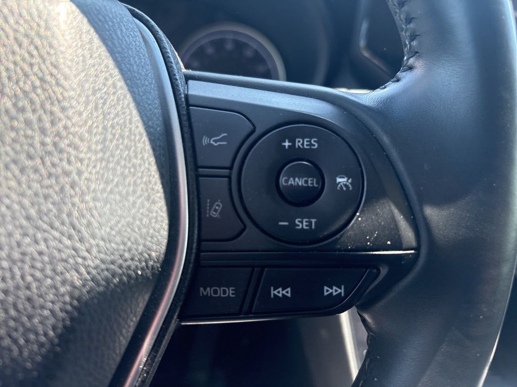Used 2021  Toyota LE image 18