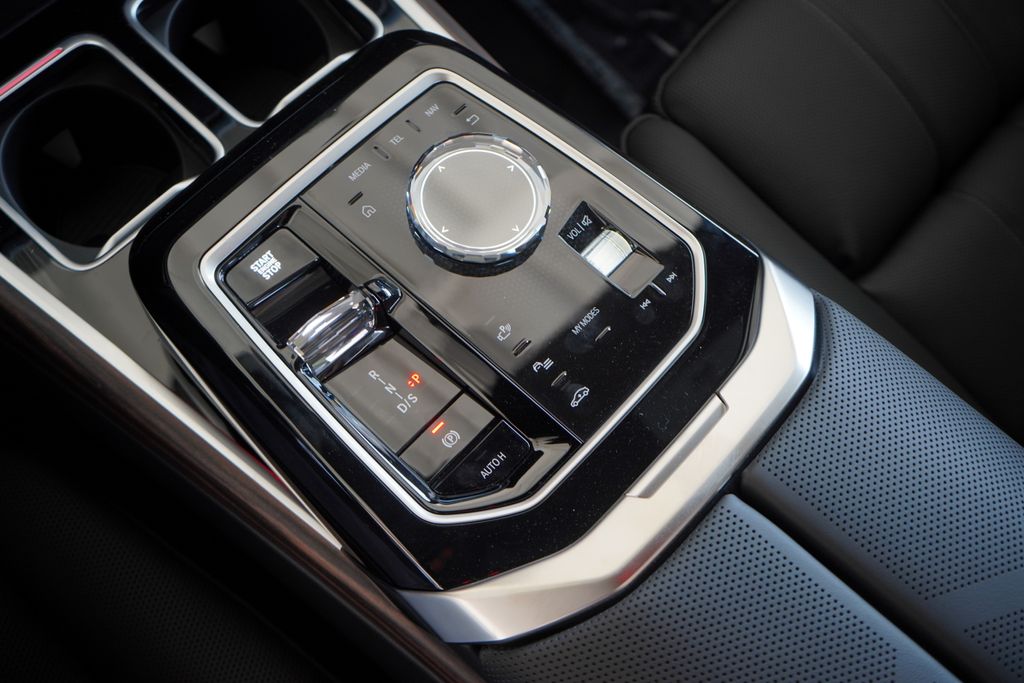 Thumbnail: 2025 BMW 7 Series - 19