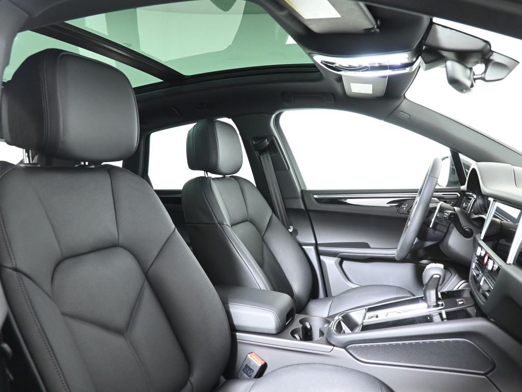 Thumbnail: 2025 Porsche Macan - 31