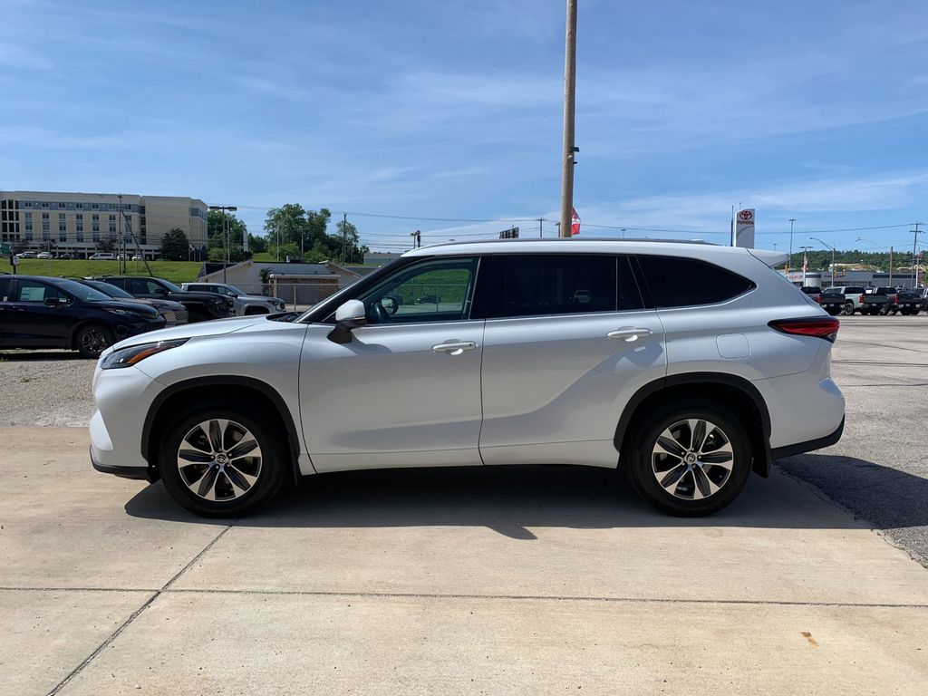 Pearl 2022 Toyota Highlander XLE AWD SUV / Crossover All-Wheel Drive 8-Speed Automatic