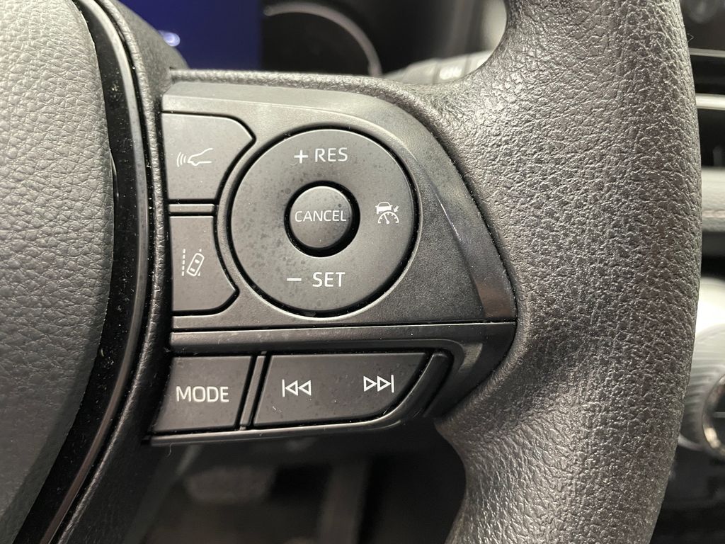 2023 Toyota RAV4 XLE 23