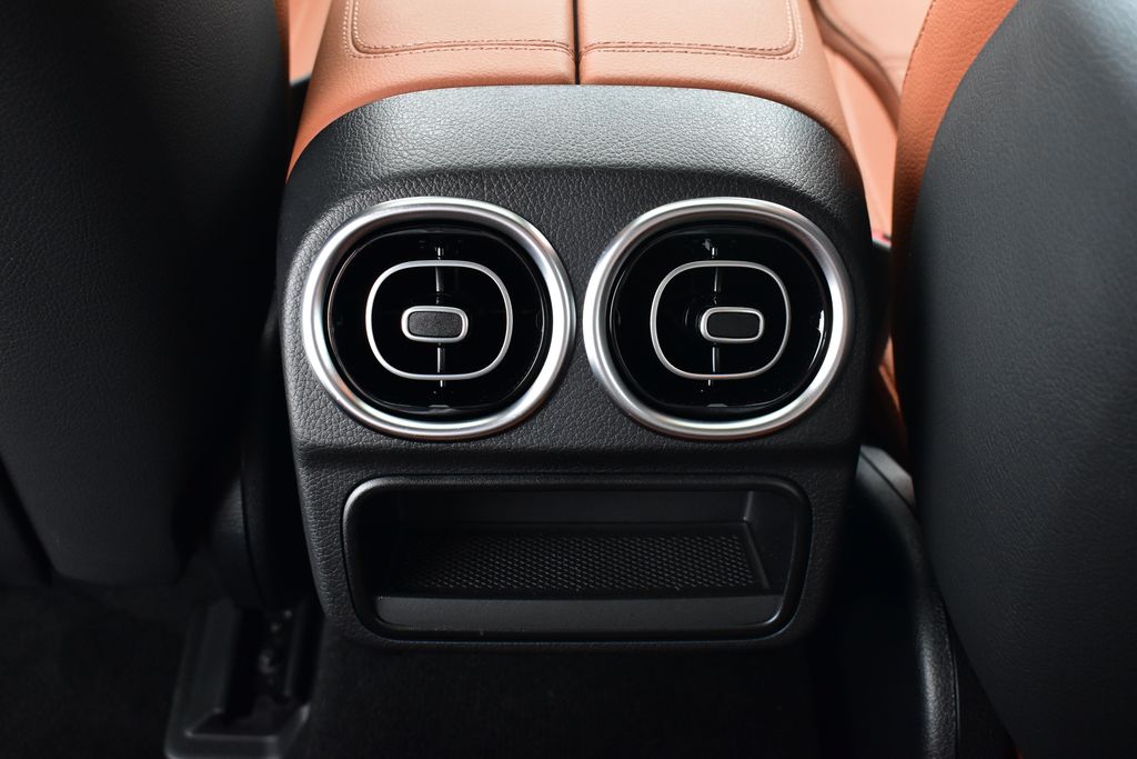 Thumbnail: 2025 Mercedes-Benz C-Class - 32