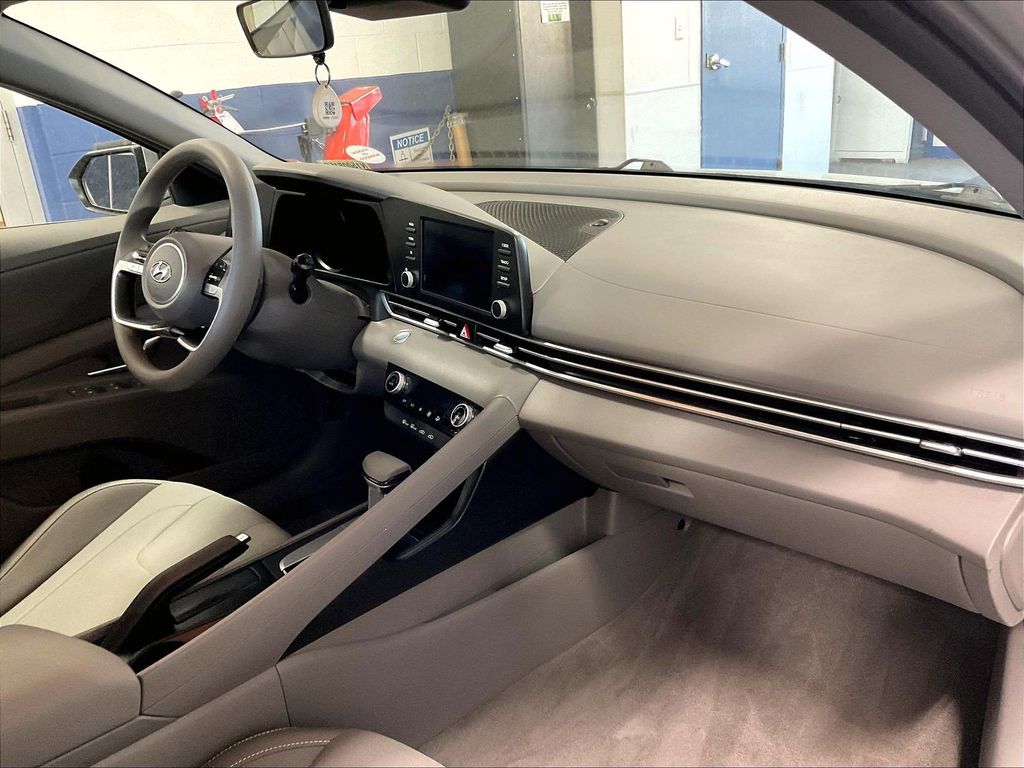 2023 Hyundai Elantra — photo 14