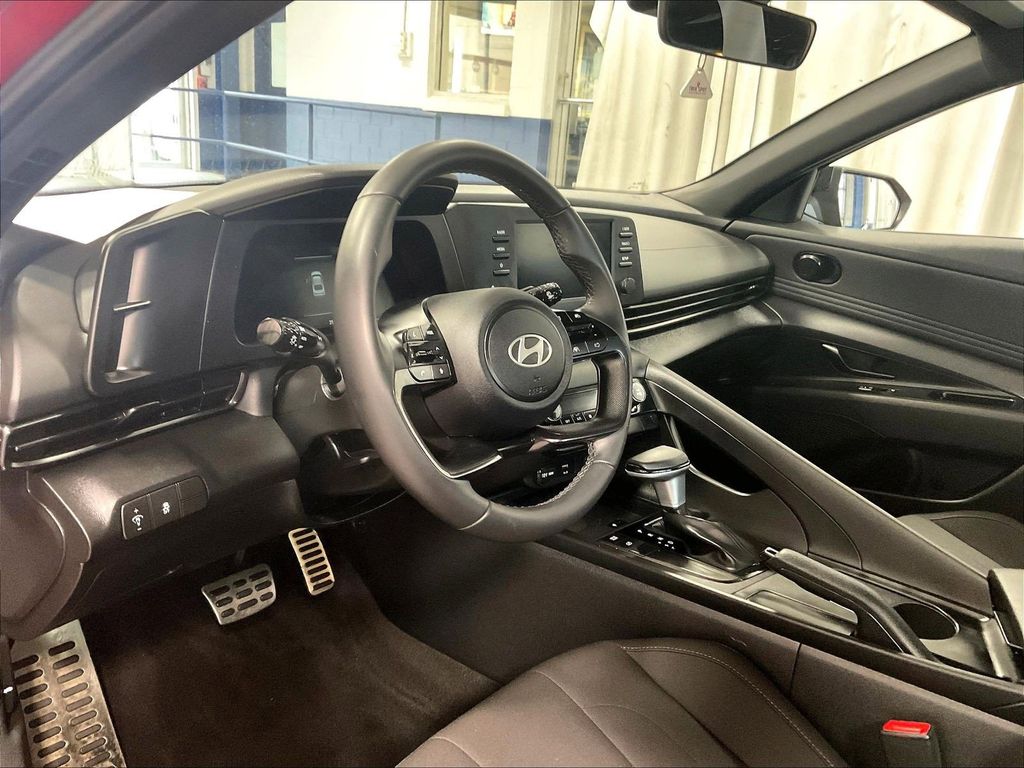 2025 Hyundai Elantra — photo 8