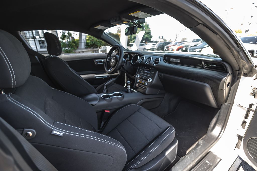 2017 Ford Mustang V6 thumbnail 20