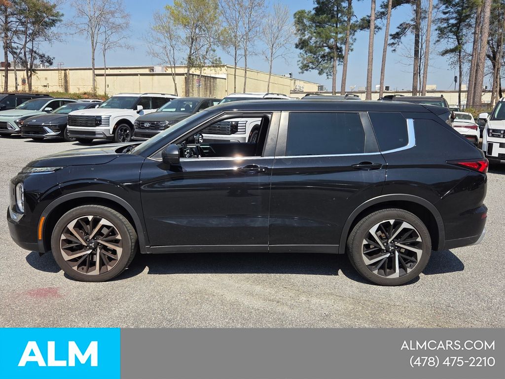 Used 2022  Mitsubishi SE image 5