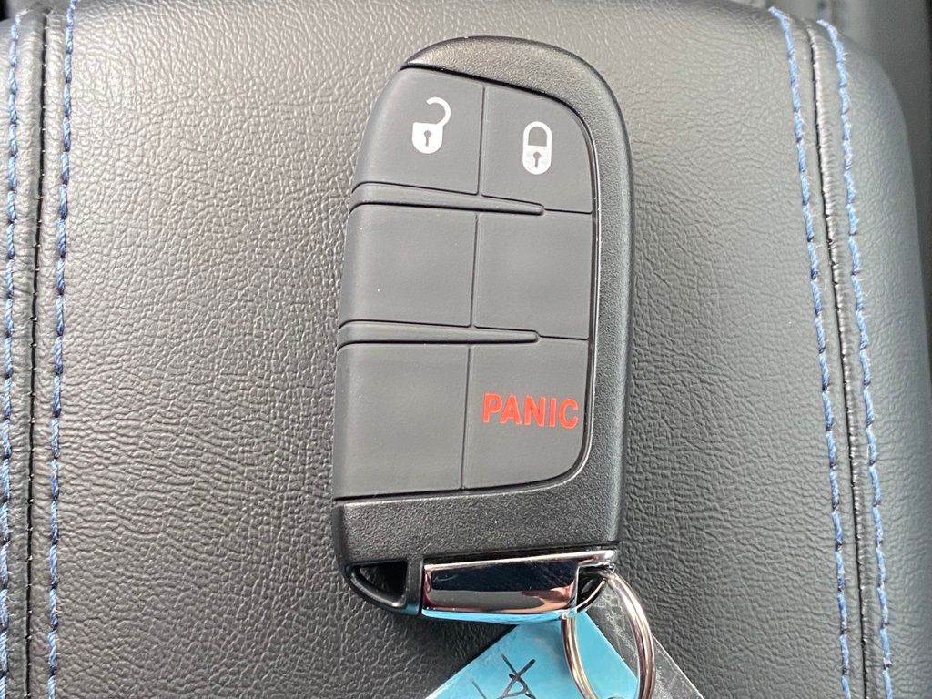 New 2022 Bright White Clearcoat Jeep Latitude image 40