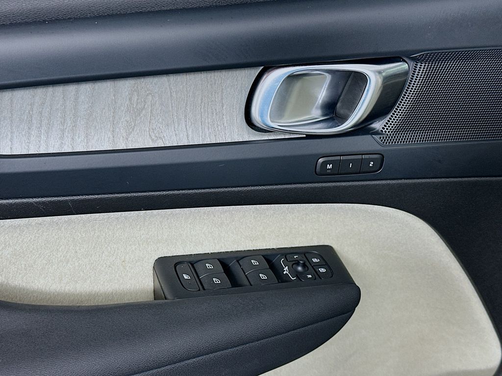 Thumbnail: 2023 Volvo XC40 - 18