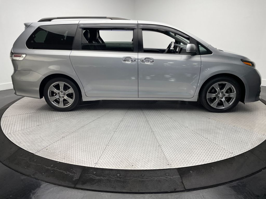 Thumbnail: 2017 Toyota Sienna - 4