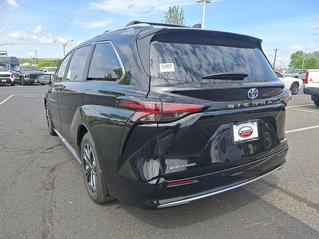 2025 Toyota Sienna Platinum 3