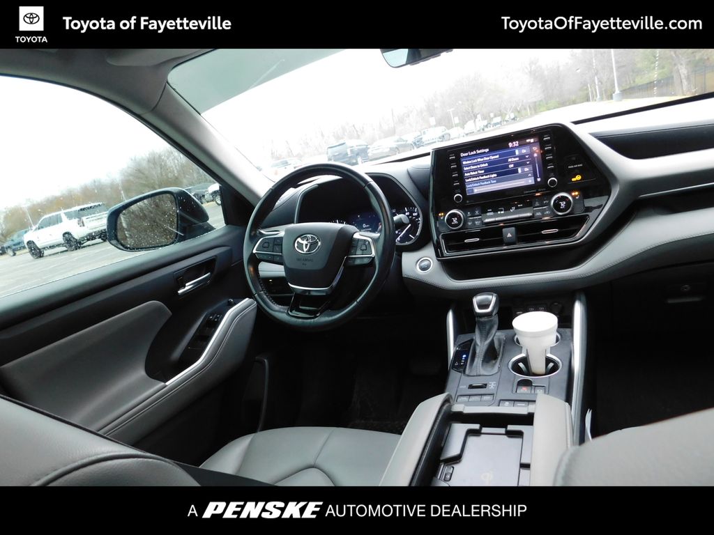 Thumbnail: 2021 Toyota Highlander - 3