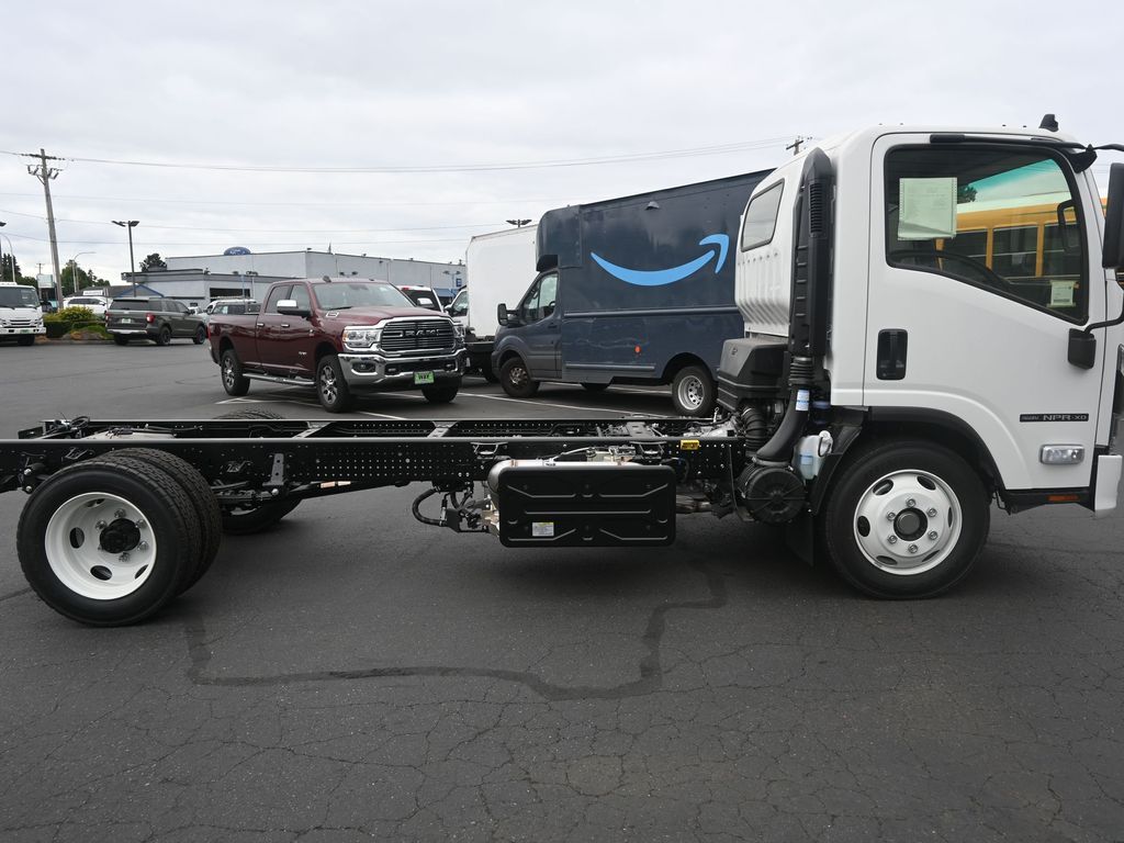 2025 Isuzu NPR XD 