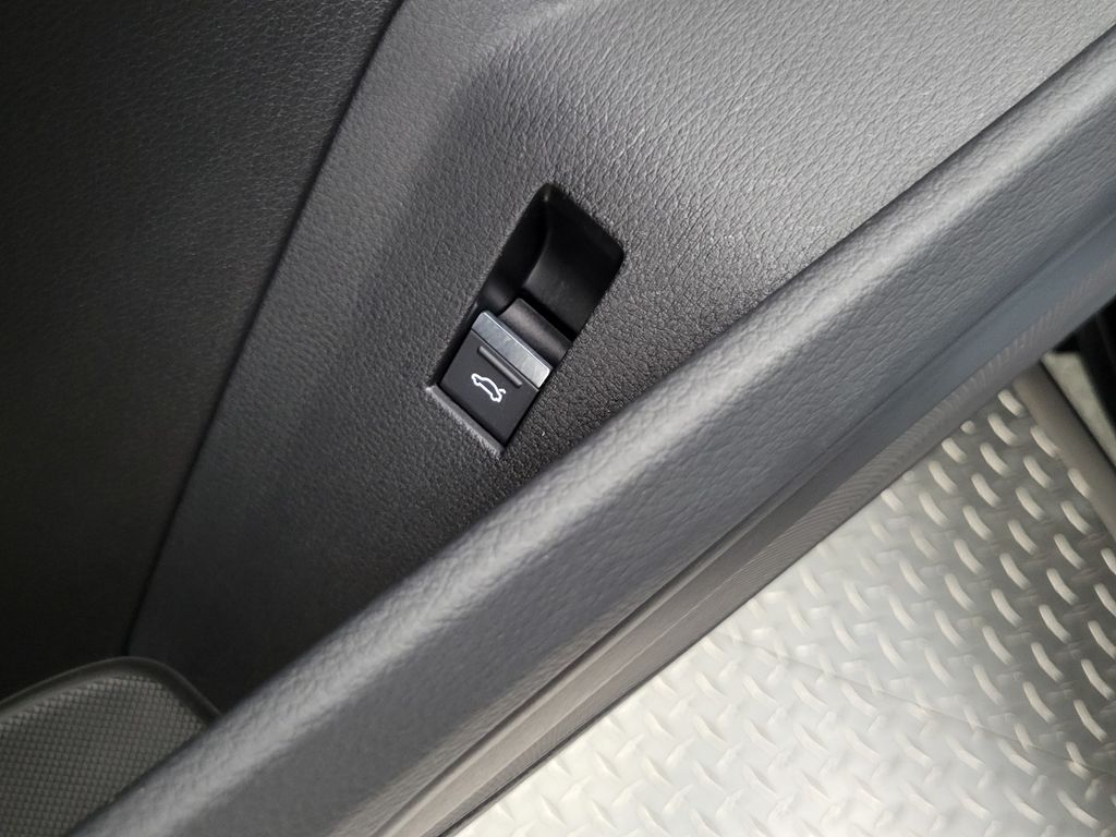 Thumbnail: 2023 Audi e-tron - 32