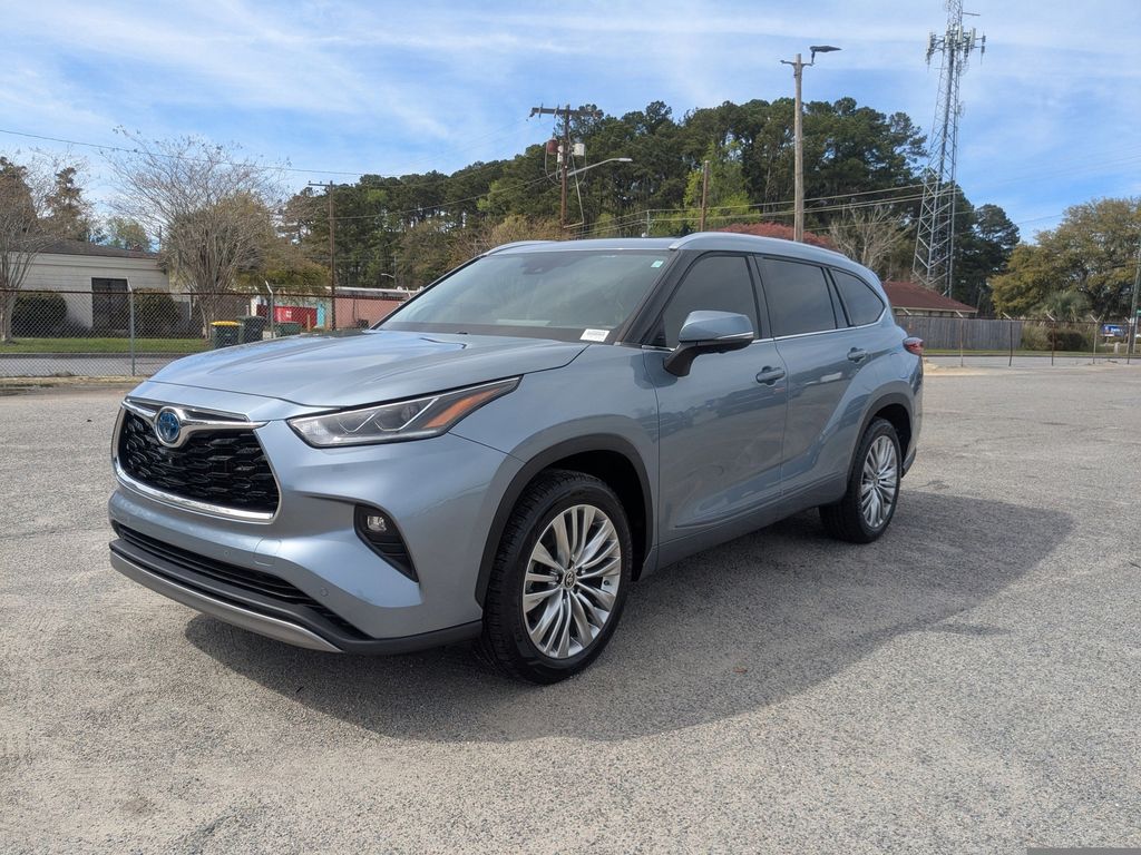 2023 Toyota Highlander Hybrid Platinum