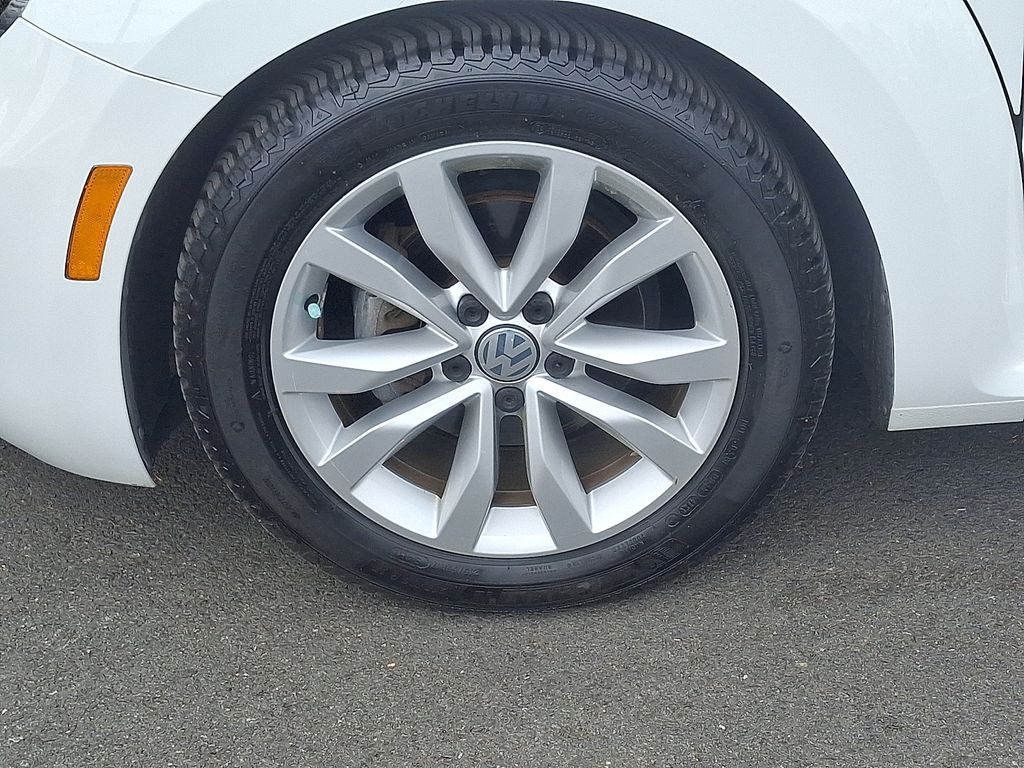 2017 Volkswagen Beetle S 8