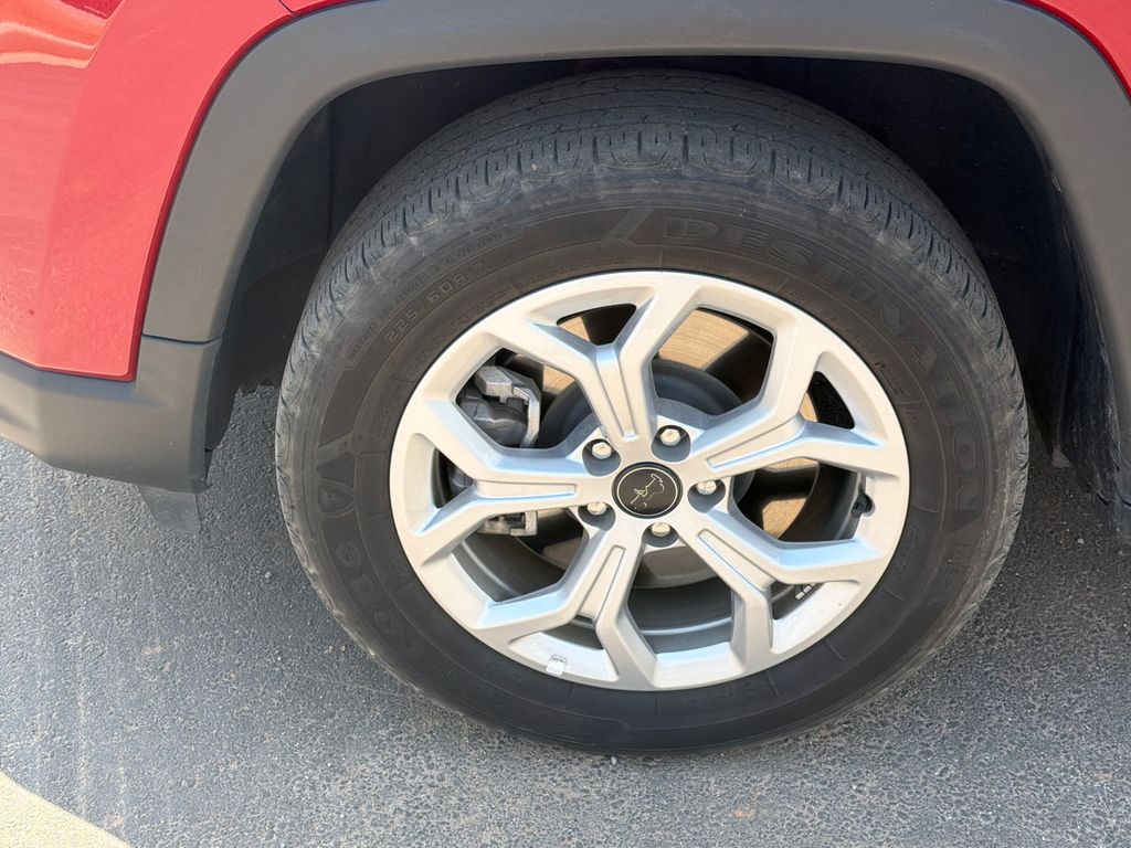 Used 2025 Red Jeep Latitude image 11