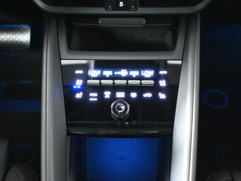 Thumbnail: 2024 Porsche Macan - 25