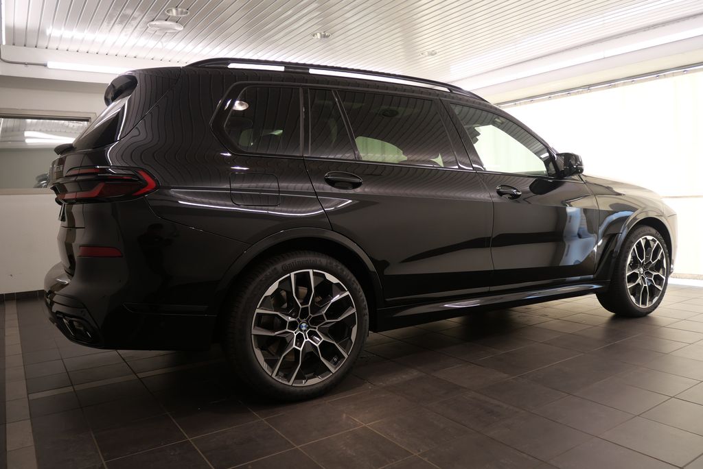 2025 BMW X7 M60i 8