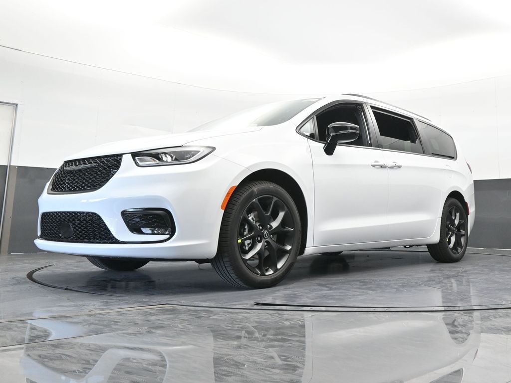 New 2026 Bright White Clearcoat Chrysler Select image 52