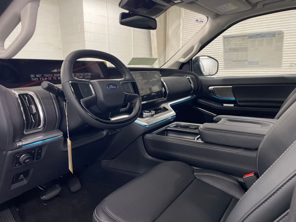 2025 Ford Expedition MAX Platinum photo 4