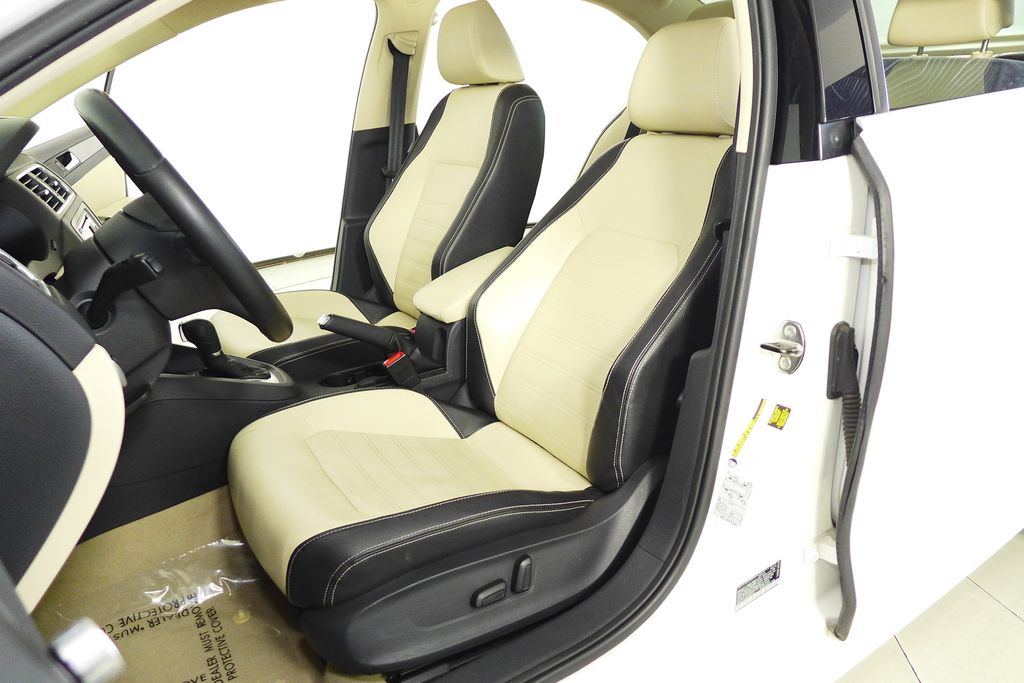 Thumbnail: 2013 Volkswagen Jetta - 22